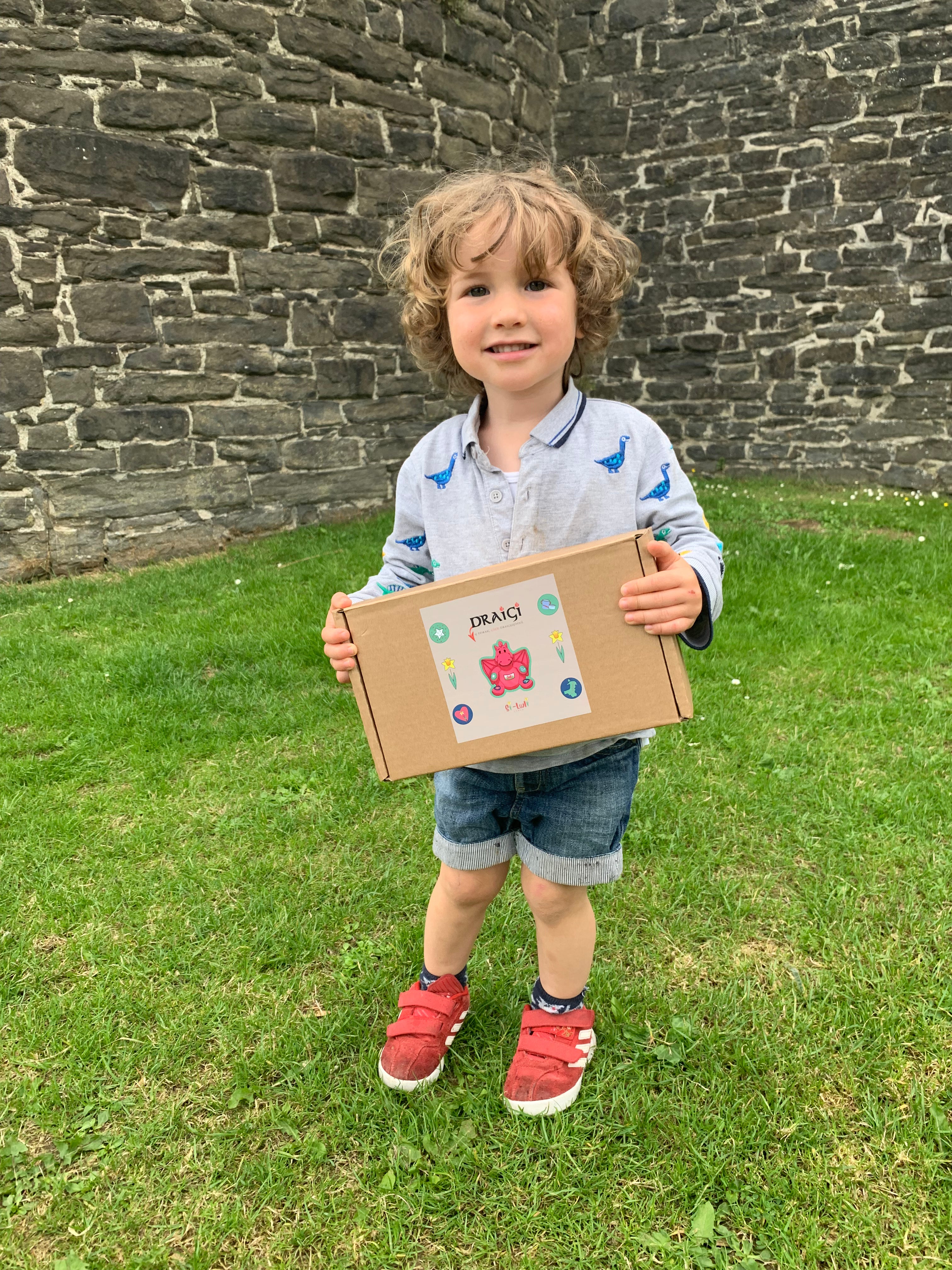 Draigi™ sings the welsh anthem, sosban fach, calon lân ac ar hyd y nos