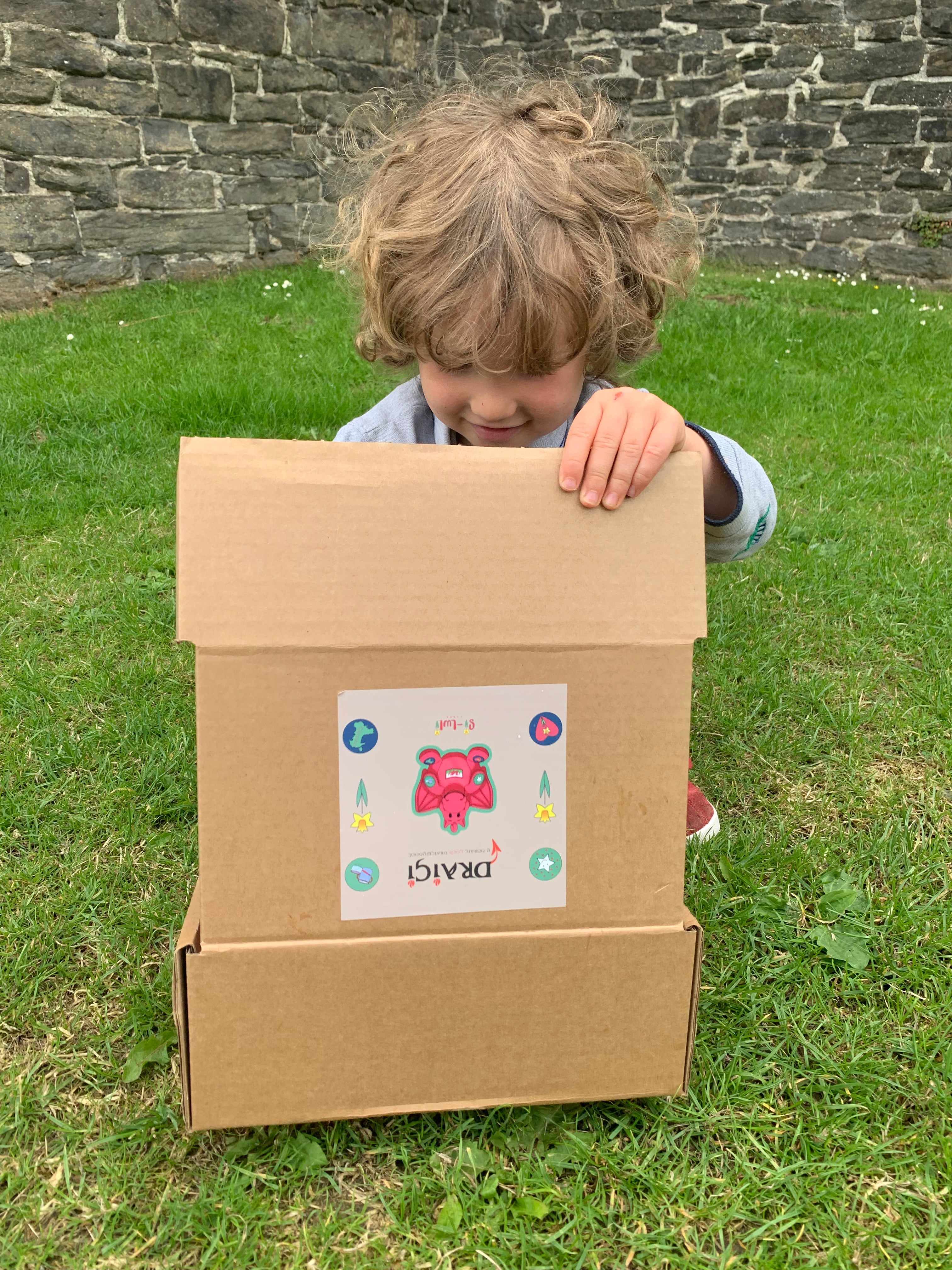 Draigi™ sings the welsh anthem, sosban fach, calon lân ac ar hyd y nos